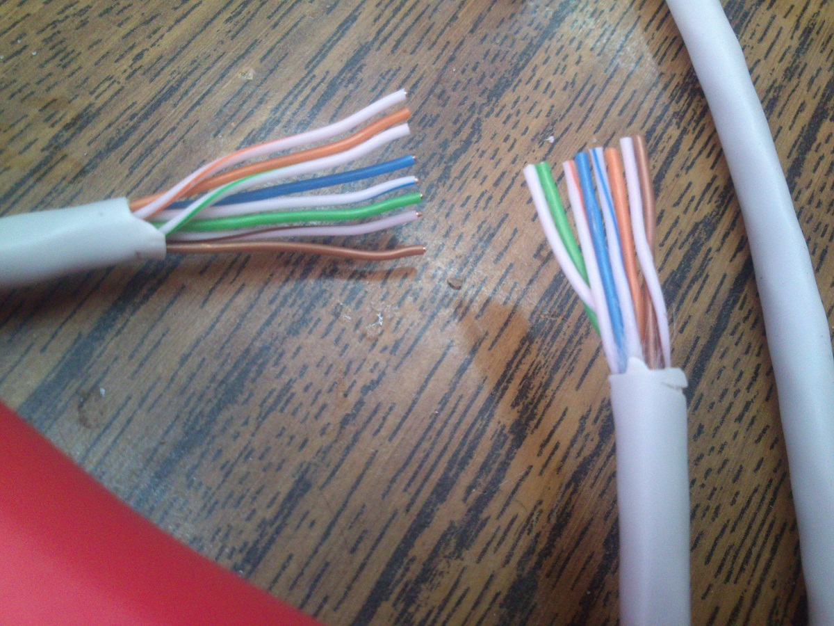 Интернет кабель 4 жилы. Обжим витой пары т568b. Rj45 три провода белый зелёный красноватый. Провода в RJ 45 красный белый. Слаботочный кабель 8 жил.